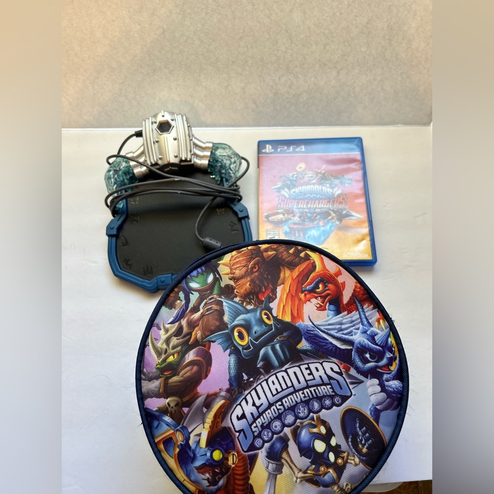 Sky lander PS4 game and super charger over 30 sky lander figuring and case - Picture 5 of 5